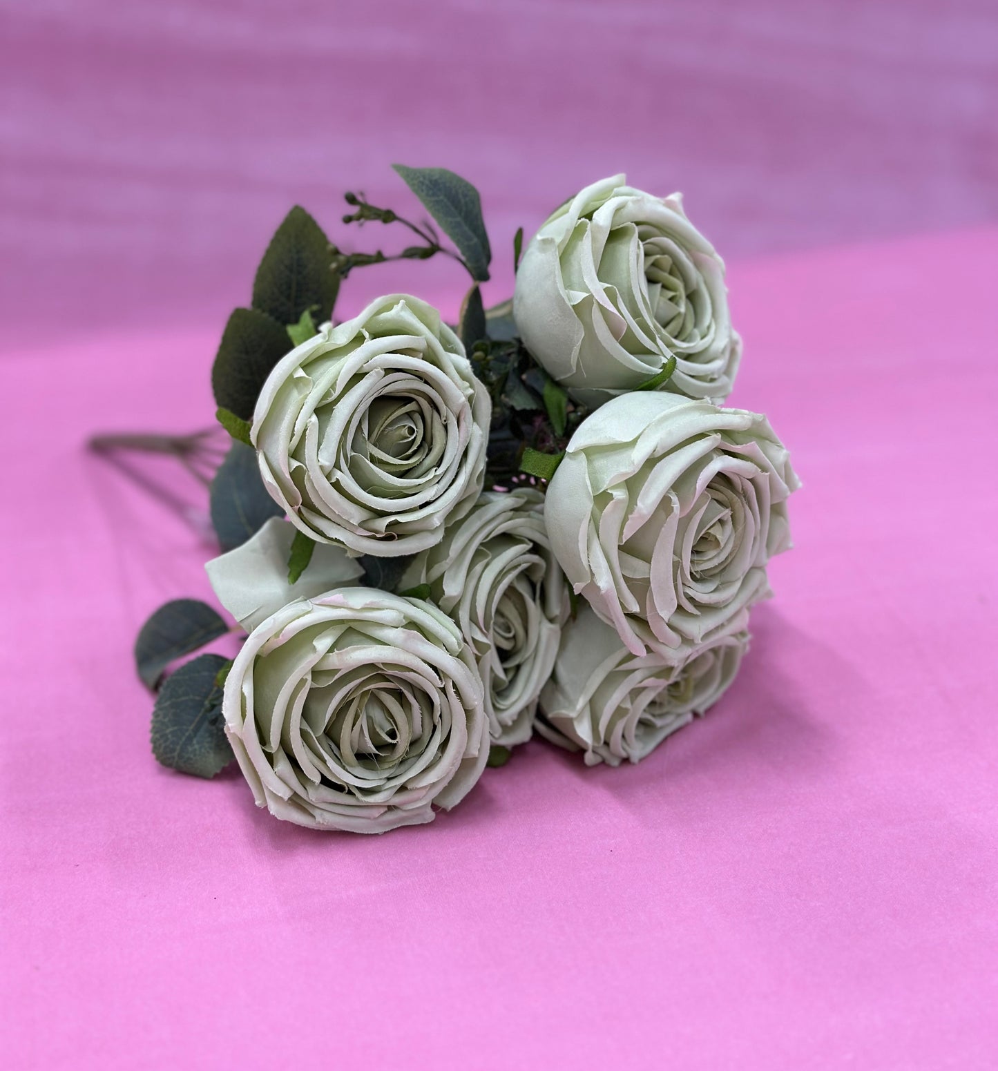 Ramos con 7 y 9 flores. Varios colores. Precios varían.