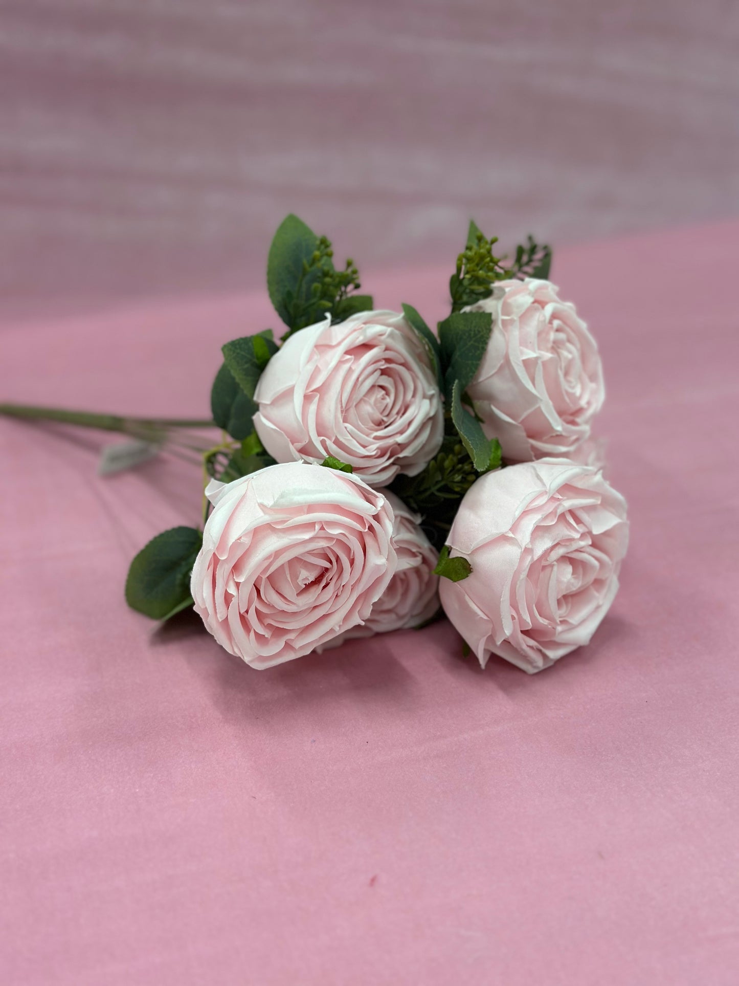 Ramos con 7 y 9 flores. Varios colores. Precios varían.