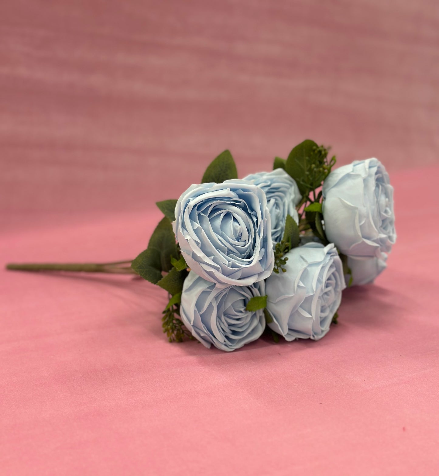 Ramos con 7 y 9 flores. Varios colores. Precios varían.