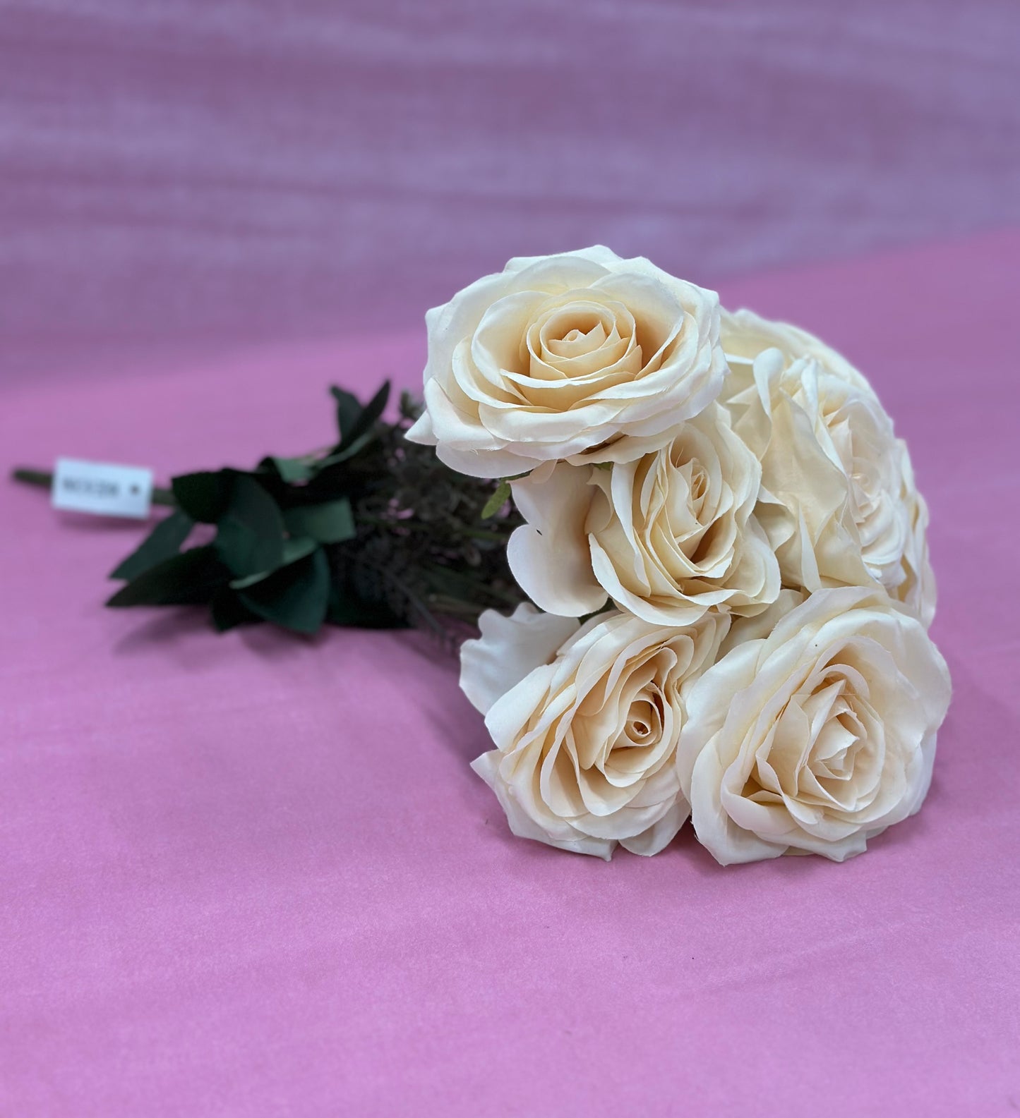 Ramos con 7 y 9 flores. Varios colores. Precios varían.