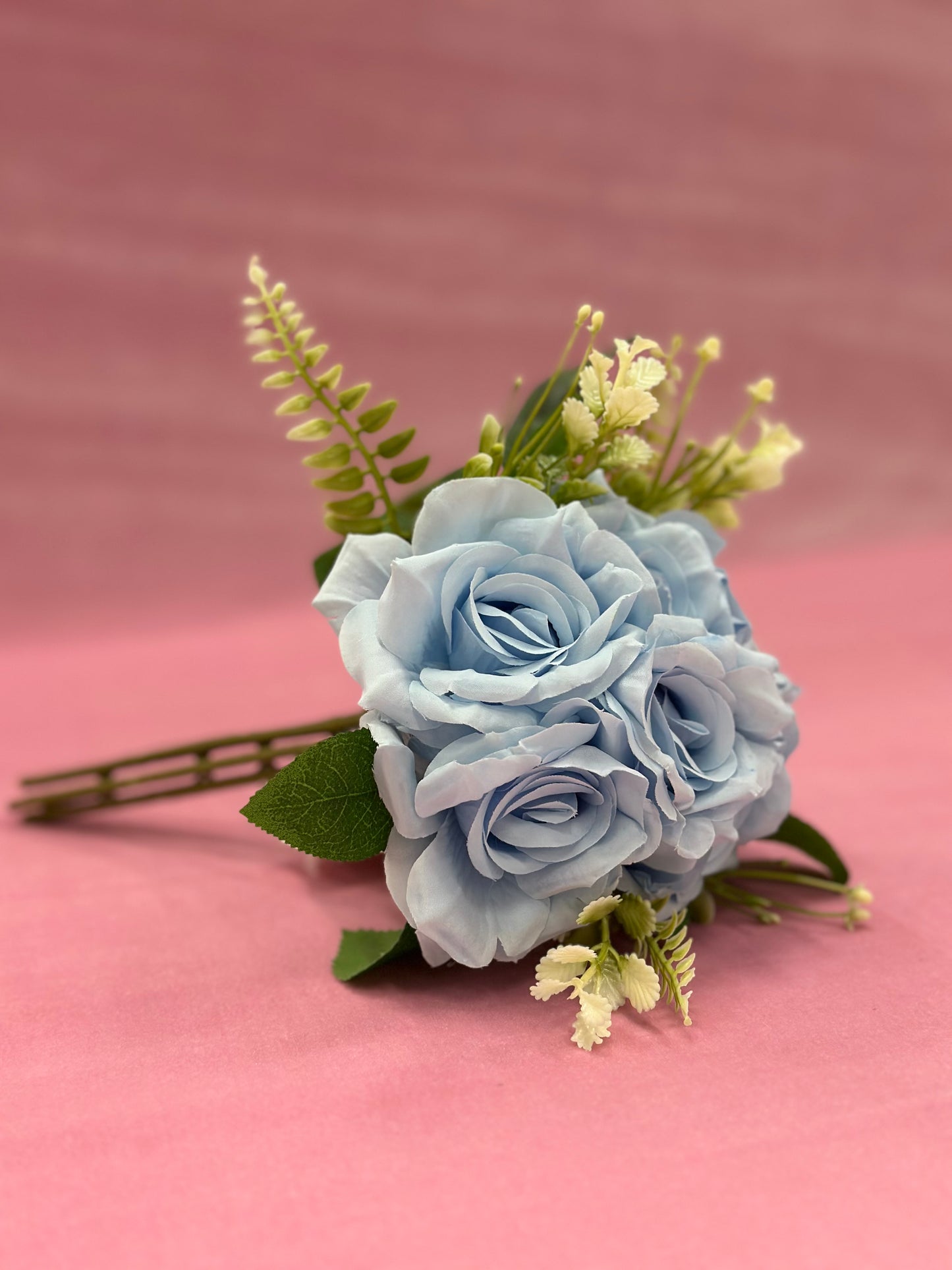 Ramos con 7 y 9 flores. Varios colores. Precios varían.