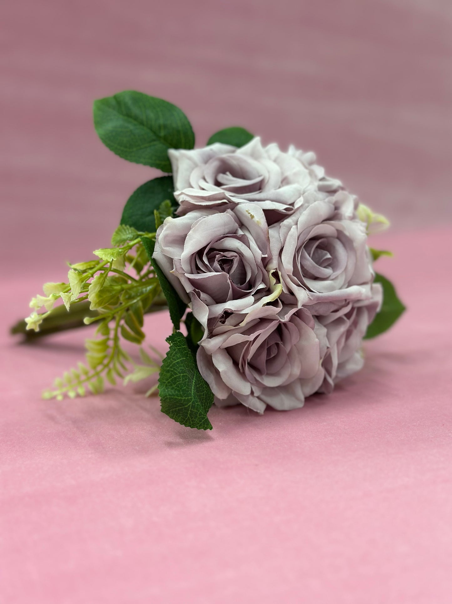 Ramos con 7 y 9 flores. Varios colores. Precios varían.