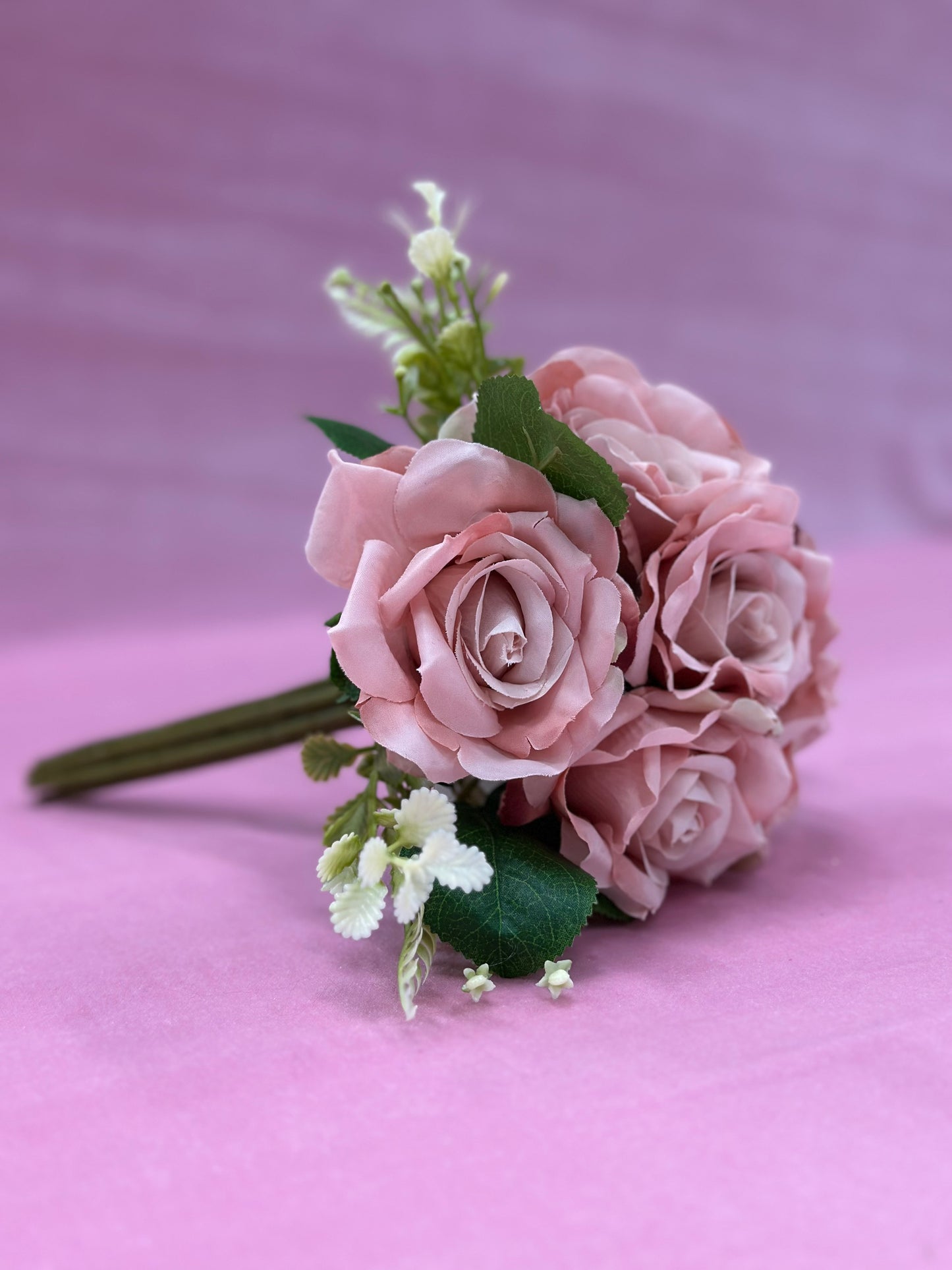 Ramos con 7 y 9 flores. Varios colores. Precios varían.