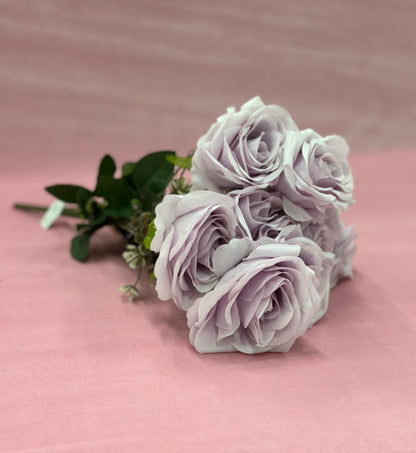 Ramos con 7 y 9 flores. Varios colores. Precios varían.