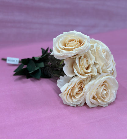 Ramos con 7 y 9 flores. Varios colores. Precios varían.